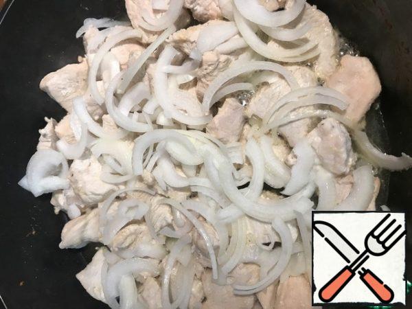 Clean, wash and cut into thin half-rings one onion. Sprinkle it on top of the Turkey.