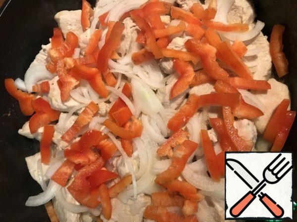 Then it was the turn of the bell pepper: I cut it into 4 parts lengthwise, peel it from the middle, and cut it into strips already across. We also send it to the saucepan.