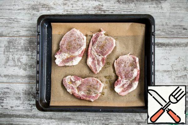 Cut the carbonade into 4 equal pieces and beat them to a thickness of 1 cm. RUB with salt, pepper and Provencal herbs, drizzle with olive oil, place on a parchment-lined baking sheet and leave to marinate while everything else is cooked.