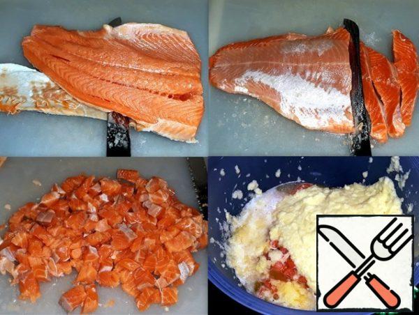 I skinned the salmon, cut it into small cubes, and put it in a bowl. Potatoes
and onions were crushed in a chopper.