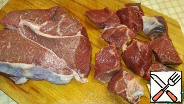 Wash the meat and cut it into approximately 3×3 cm pieces.