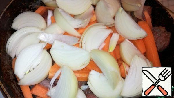 Cut the onion into slices and put it on top of the carrots.