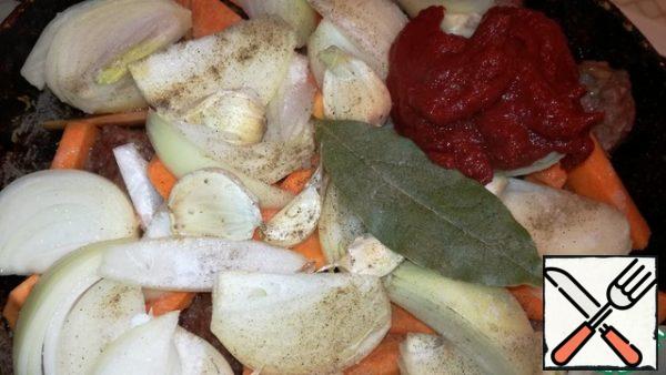 Add the Bay leaf, washed cloves of unpeeled garlic, tomato paste, salt and pepper to taste.