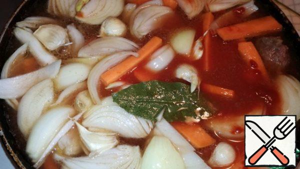 Pour water to almost cover our ingredients. Cover with a lid and do not touch for 40 minutes, do not stir, simmer over low heat.