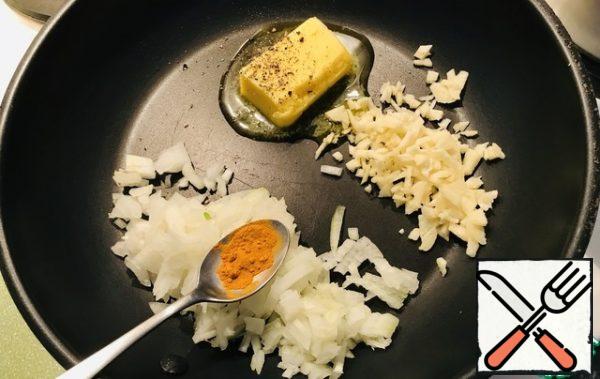 Put butter in a frying pan, chop onion and garlic, fry for 2-3 seconds, put turmeric.