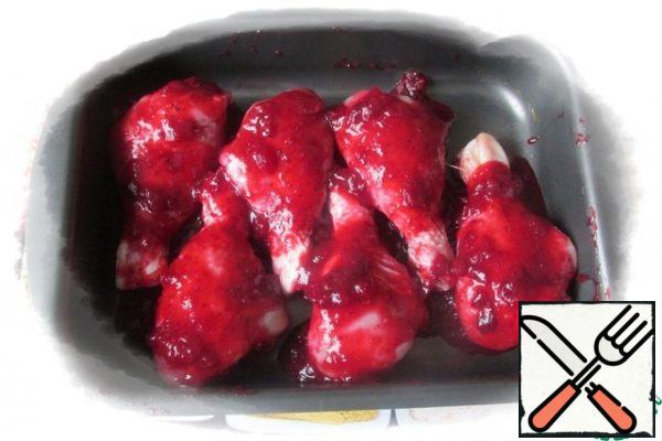 Put the shins in a mold and grease with cranberry sauce on all sides. Tighten the form with foil and leave for 2 hours.