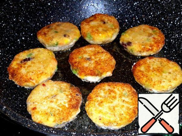 These cutlets are made with salmon, potatoes and a mix of
frozen vegetables. I rolled them in flour
and fried them. I put the chilled ones in the freezer.