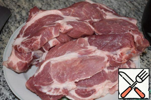 Cut the meat into steaks 1.5-2 cm wide.
Do not salt or pepper the meat.