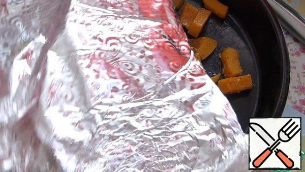 After 15 minutes, remove the foil and put it in the oven for another 5 minutes, so that the pumpkin is slightly browned.