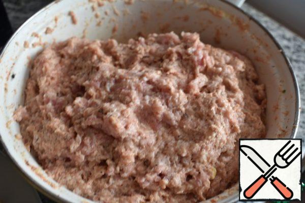 Mix semolina with sour cream and let it swell for 15-20 minutes. Mix semolina with minced meat, egg, salt and pepper. Knead everything thoroughly. Form small meatballs the size of walnuts.