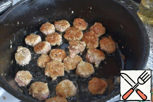 Fry the meatballs in a hot pan, greased with vegetable oil, on 2 sides.