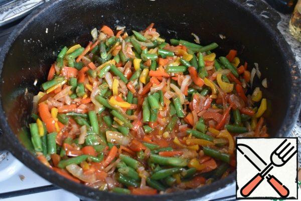 In the pan where the meatballs were fried, put the onion cut into half rings. Fry for 5 minutes, then put the chopped bell pepper and fry for another 2-3 minutes, then the string beans and continue to fry for 2-3 minutes.