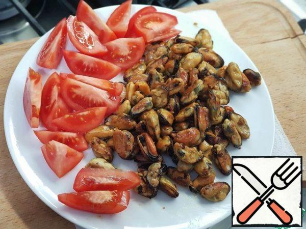 Put on a plate and cut a couple of tomatoes, or other vegetables to your taste.