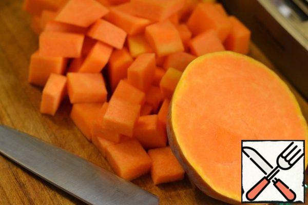 Peel the pumpkin, cut it into medium-sized pieces and boil it in salted water until it is half cooked. The pieces should remain intact. Drain the water and cool the pumpkin.