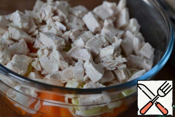 Cut the boiled chicken breast into medium pieces.
In a separate bowl, combine the chicken breast, leeks and pumpkin.
Mix gently.