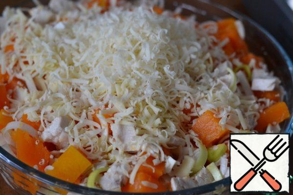 Grease the baking dish with sunflower oil.
Put the pumpkin-chicken mixture in the mold.
Grate the cheese and add 2/3 of the cheese to the casserole.
Stir.