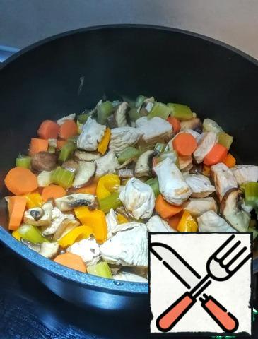 Add the vegetables, also fry, mix a couple of times. Fry for 5 minutes, until the vegetables and mushrooms do not let the juice.