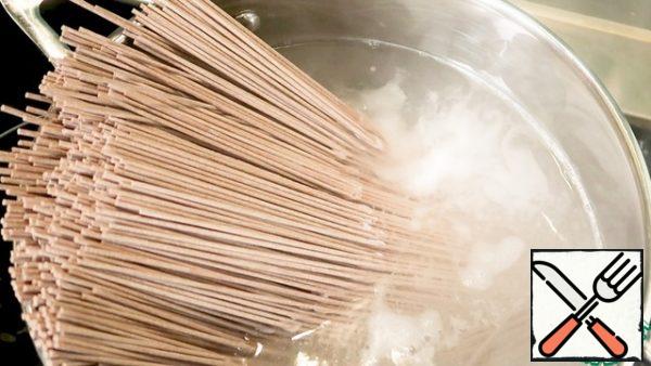 Boil soba - buckwheat noodles - according to the instructions on the package.