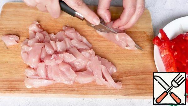 Cut the chicken fillet into small pieces.