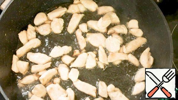 Fry the chicken fillet in vegetable oil over high heat until tender for 5-7 minutes.