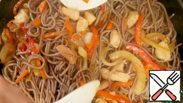 Add the finished buckwheat noodles, stir and leave on low heat for 1 minute.