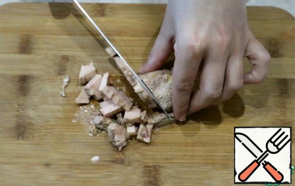 Cut the cod liver into cubes.