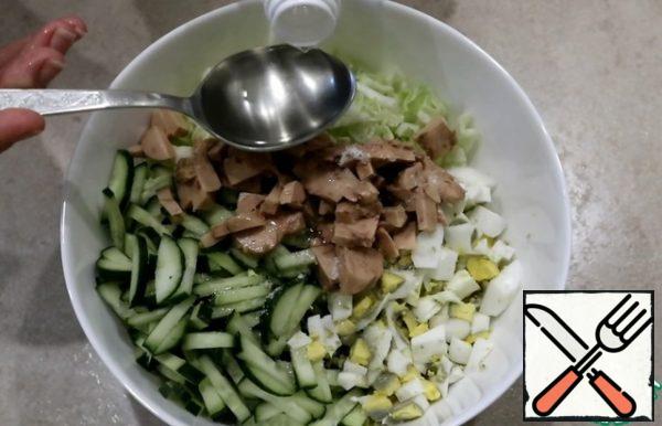 Mix everything in a bowl with salt and seasoned with vegetable oil. Put the egg cut into 4 slices on top of the sides.