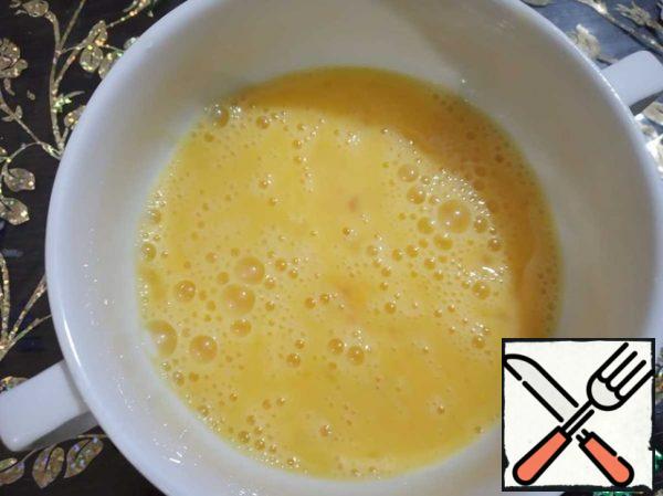 Break 2 eggs into a bowl, add half a tablespoon of milk, salt and beat with a fork until smooth.