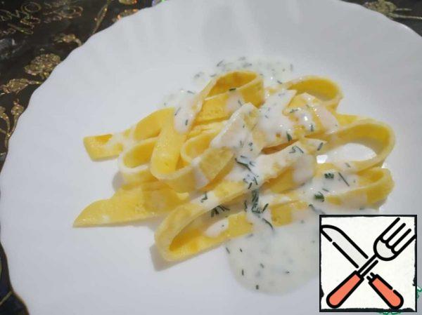 In kefir (2.5%) (you can take another fermented milk product) add sour cream (15-25%) stir until smooth. Salt, pepper, add crushed garlic, finely chopped dill and mix everything well. You can send the sauce "on vacation" for half an hour, so that it is slightly infused. Cut the omelet into thin strips, pour the sauce over it and serve.