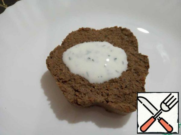 To pair with our omelet noodles, we will send paté with garlic sauce today.