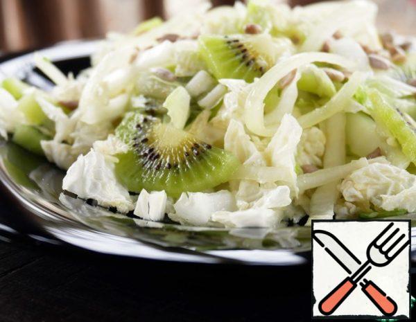 For dressing, mix vegetable oil, liquid honey, garlic through a garlic chopper, mustard, lemon juice, salt, add onion cut into half rings, mix and leave to marinate for 5 minutes.
Chop the cabbage not very finely, cut the kiwi into half rings. Mix all the ingredients and sprinkle with the seeds.
