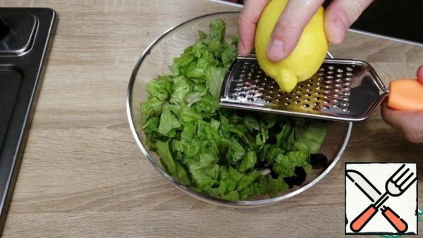 Cut the lettuce leaves 2 cm across and put them in a bowl with the tomatoes and beets, add salt, chop the black pepper, squeeze out the lemon juice, grate the lemon zest, season with olive oil and mix well.