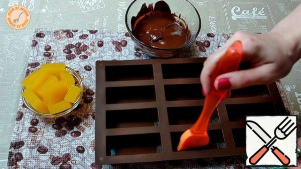 Prepare the chocolate glaze and smear the mold.