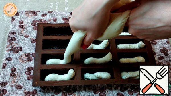 Prepare the curd filling and spread it.