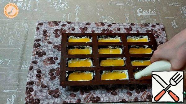 We put a layer, and on top of the curd mass. Put it in the refrigerator.