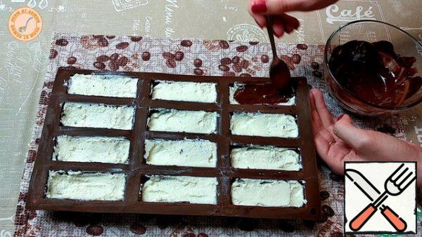 Pour the chocolate icing and put it back in the freezer.