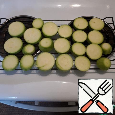 Cut the zucchini into circles about 1 cm thick. Bake in the oven at t=200-220 gr.