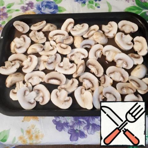 Mushrooms cut into 5 mm thick, bake in the oven at a temperature of 200-220 gr. Cauliflower disassembled into inflorescences and also baked in the oven.