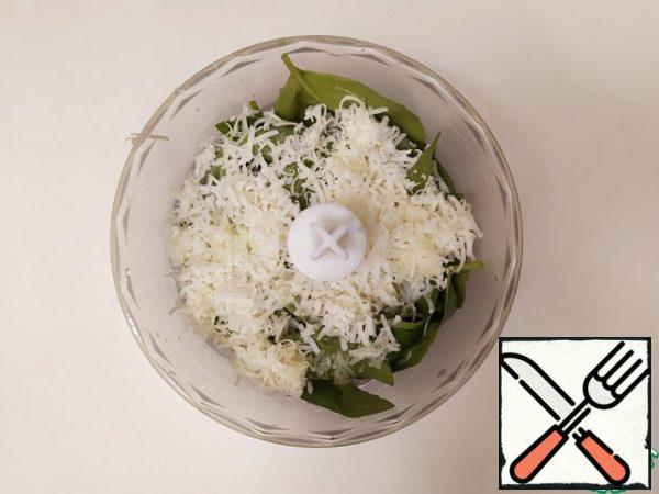 Put in a blender nuts, Basil leaves, grated Parmesan, garlic squeezed, salt, pepper, add two tablespoons of olive oil and grind.