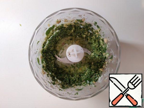 Then start gradually, with tablespoons, add olive oil and continue to grind.
