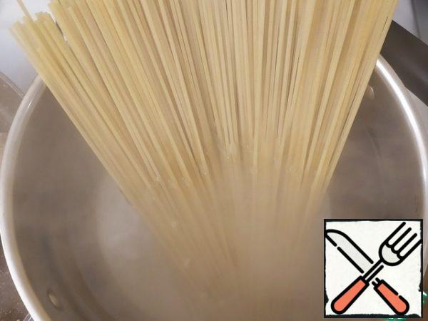 Boil the spaghetti.