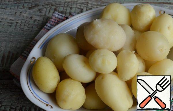 At this time, cook in a uniform and peel small potatoes.