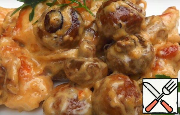Chicken fillet with mushrooms in cream sauce is a hearty, self - sufficient dish, but the men's portion can be supplemented with any side dish, for example, boiled potatoes (without boiling the sauce too much).
