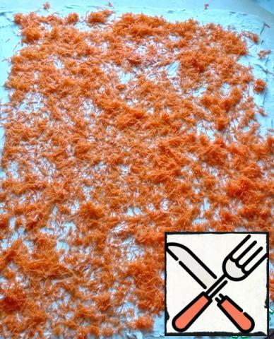 Spread the carrots on top, grated on a fine grater.