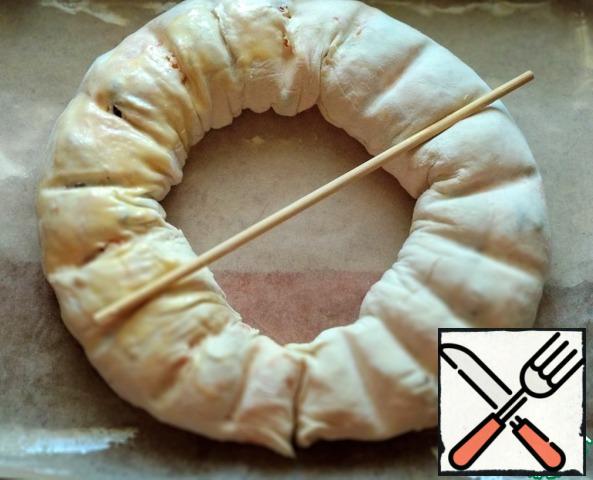From the roll to form a circle, make notches with a wooden stick (optional).