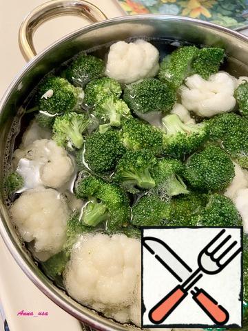 Wash the broccoli and cauliflower and divide them into florets.
Toss in boiling water for one minute. After a minute, remove, let the water drain and cool. While the vegetables are cooling, cook the quinoa as indicated on the package.