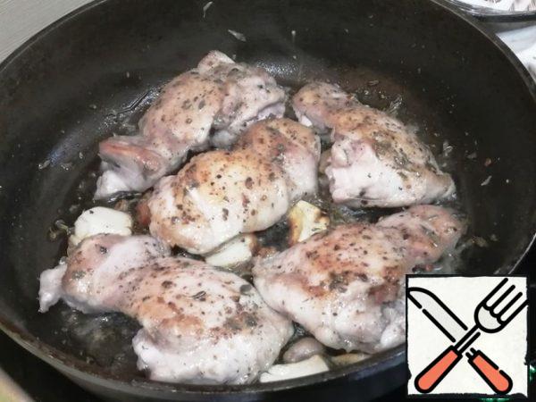 Put the chicken thighs in cold sunflower oil in a frying pan (you don't need a lot of oil, just as usual for frying chicken). Wait until the oil warms up, add salt and pepper to taste, and sprinkle with thyme. Allow 5 minutes to fry. Turn it over and add more salt.
Slightly crush the garlic cloves with a knife and send them to the chicken.
After 5 minutes add the butter
Fry until ready. While we fry the chicken, we make the sauce. Mix 2:1 mayonnaise and sweet chili.