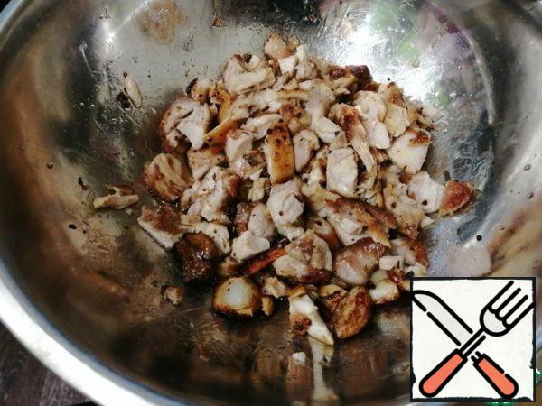 Hot chicken, holding with tongs, cut into large blocks and put in a bowl, pour the juice in which it was fried, so that it is soaked.