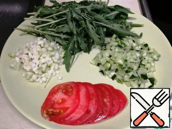 Tomatoes cut into thin circles, cucumber medium cubes, radish small cubes (this time I replaced the green radish).