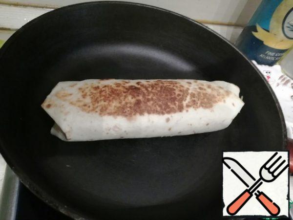 Roll up the roll, fry for a few minutes until Golden in a dry pan. Our Shawarma is ready! Bon Appetit!